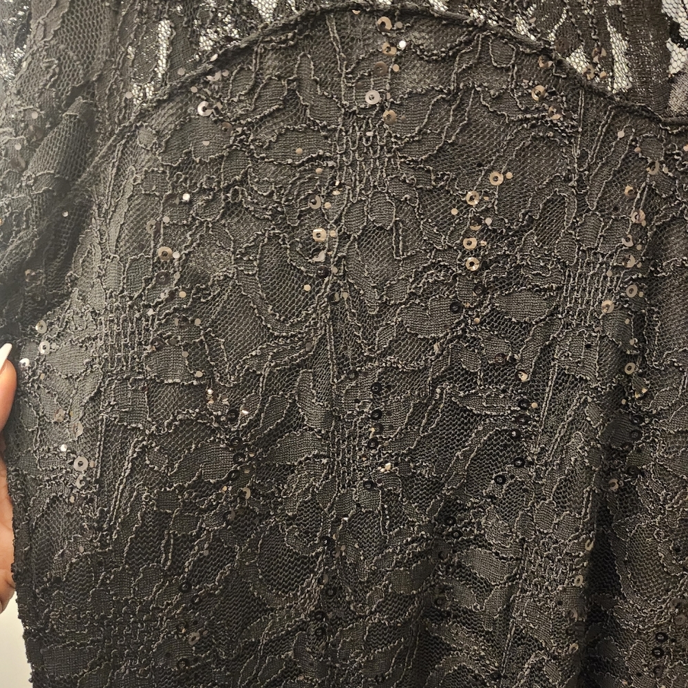 Black lace dress... with a little sparkle - Picture 3 of 9